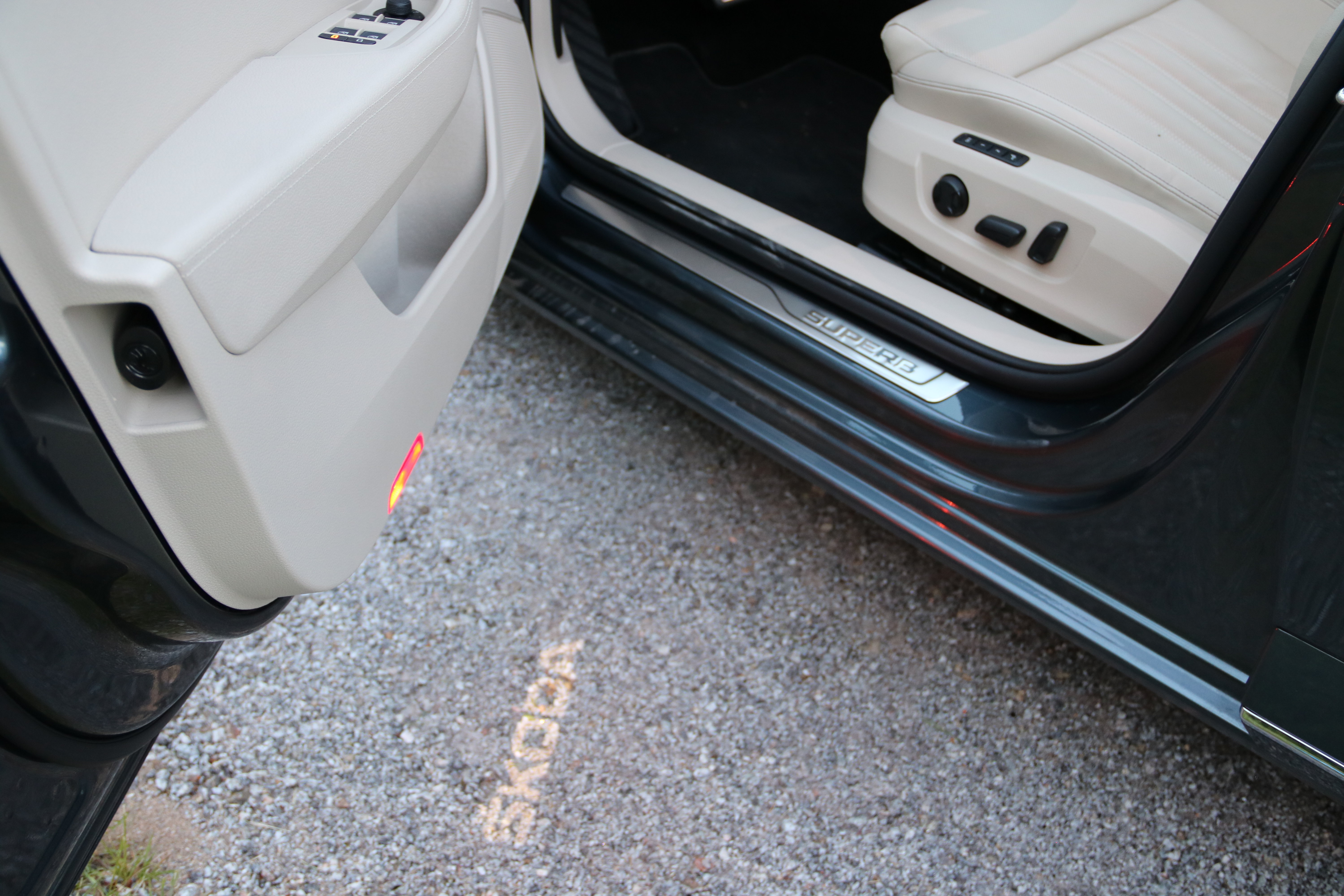 Der Skoda-Text wird von der Tür zum Boden reflektiert